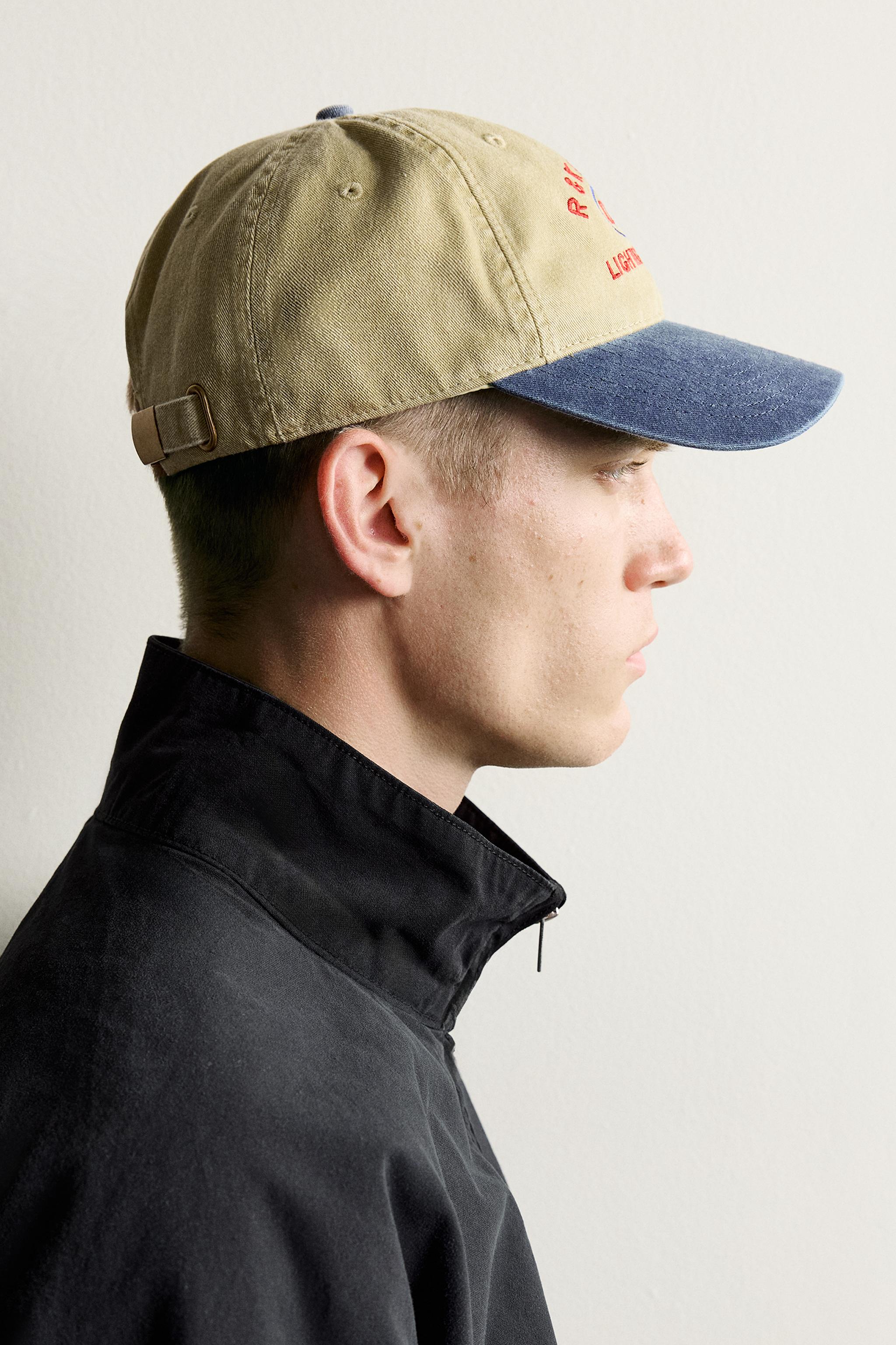 CASQUETTE À INSCRIPTION BRODÉE EN CONTRASTE